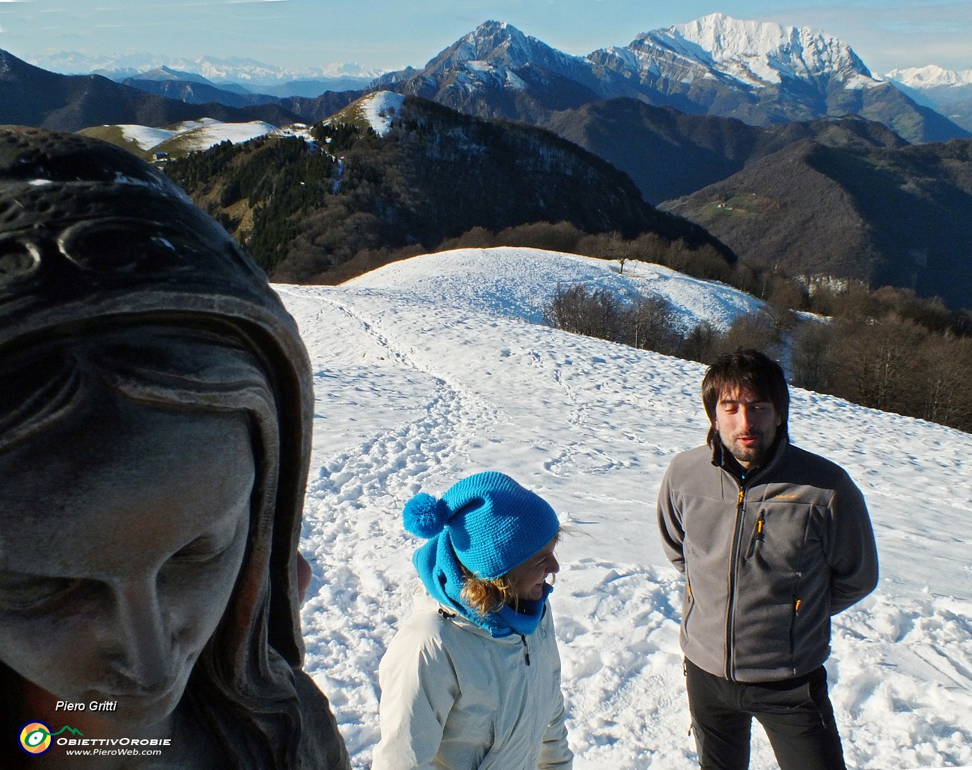 54 Alla Madonnina dei Canti con vista verso le Grigne.JPG